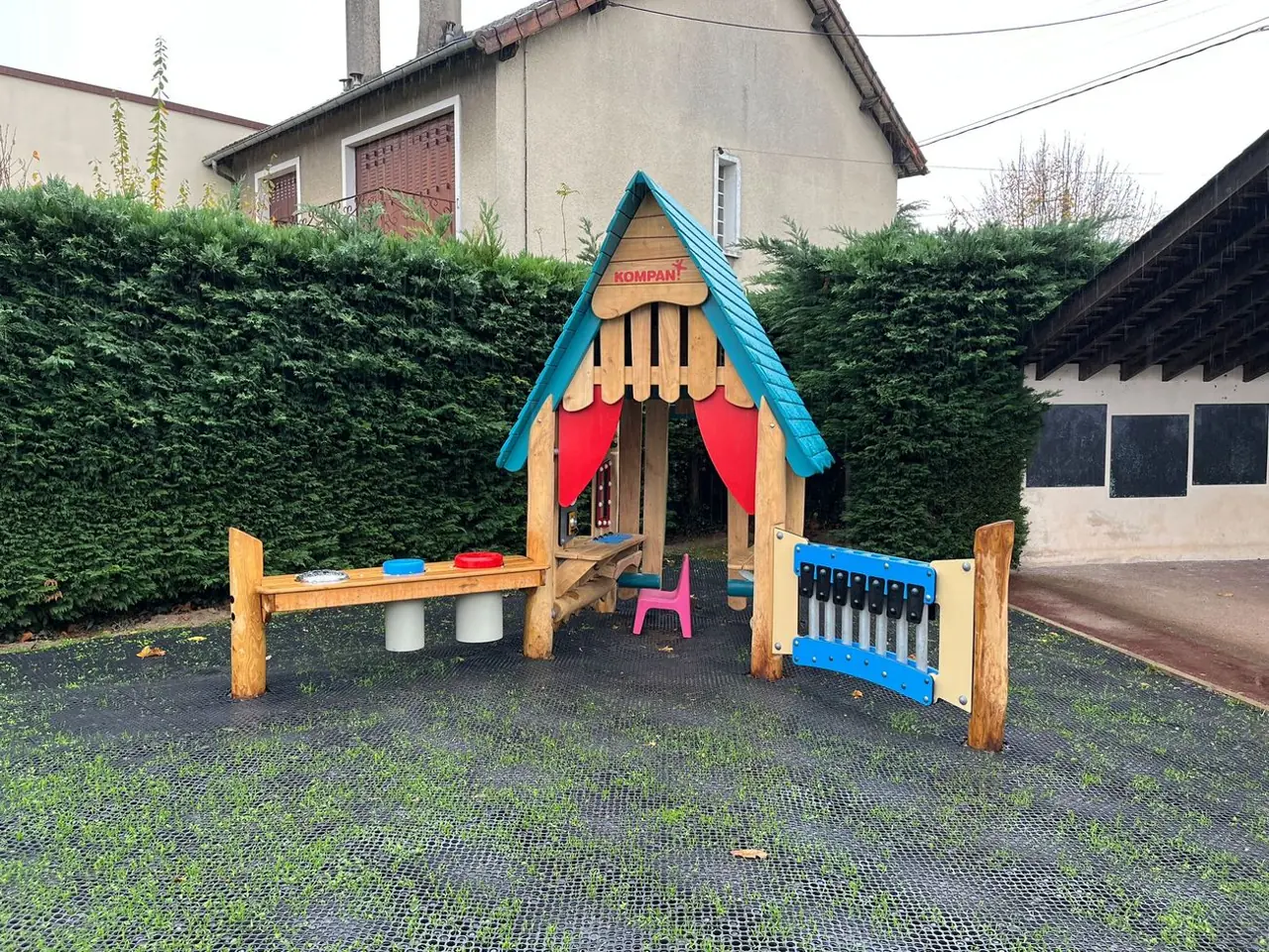Dalles drainantes AlvéoJeux avec gazon en pousse, sol perméable pour cour d'école
