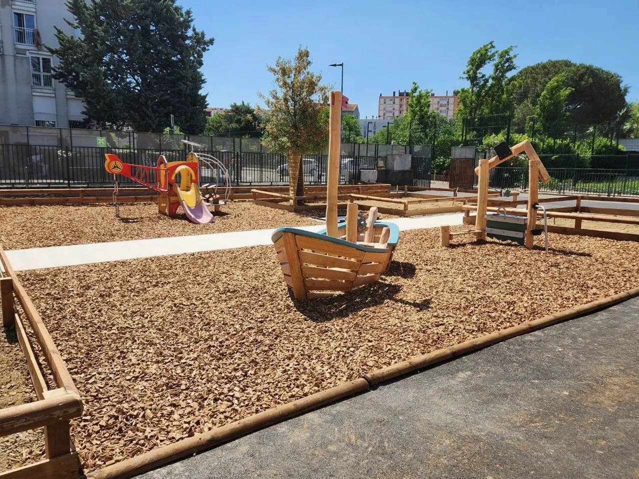 Cour oasis à Toulouse : jeux Kompan et Vinci Play sur la même aire végétalisée