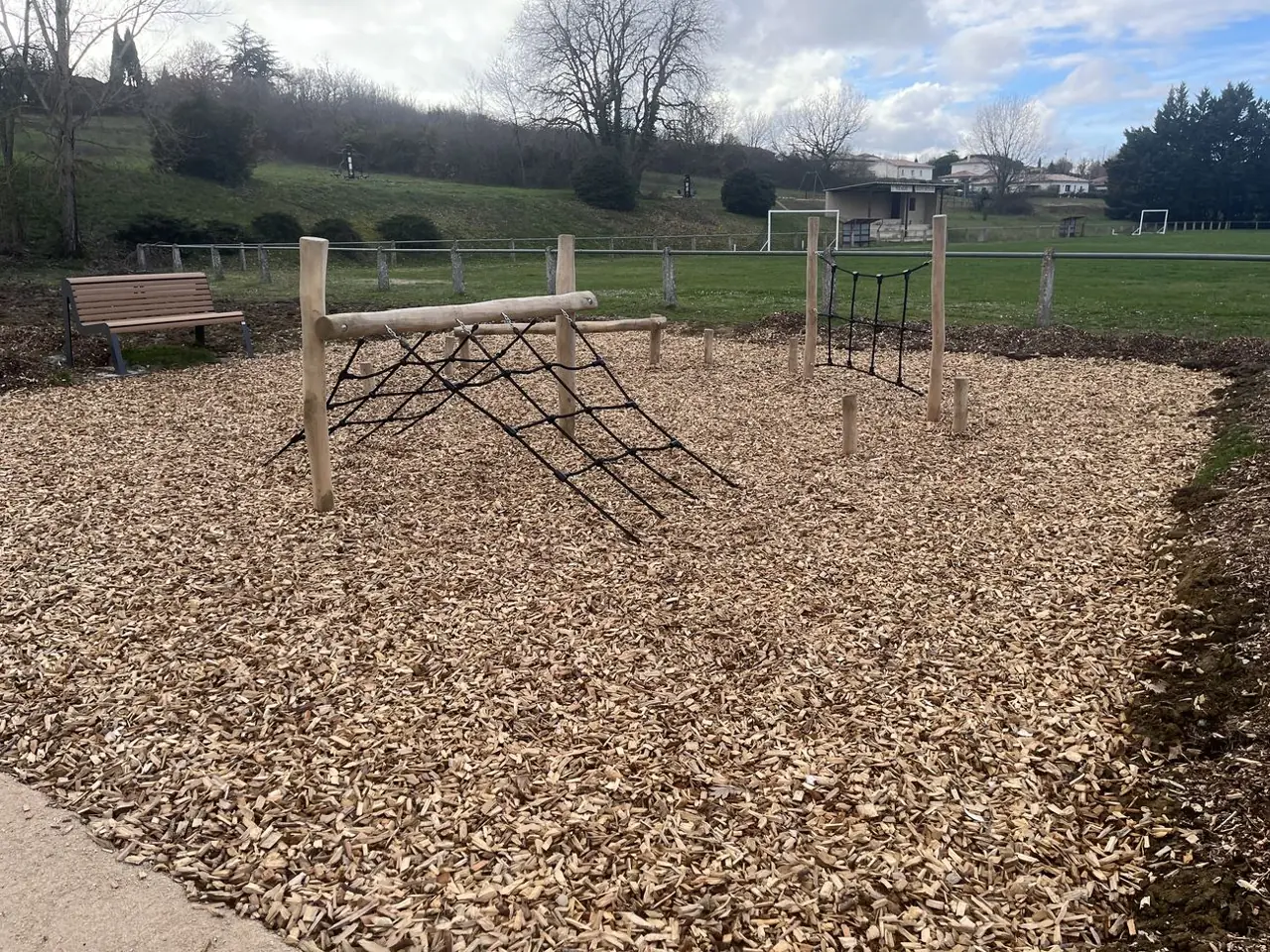 Structure de jeu en cordes installée à Bourg-Saint-Bernard en Haute-Garonne