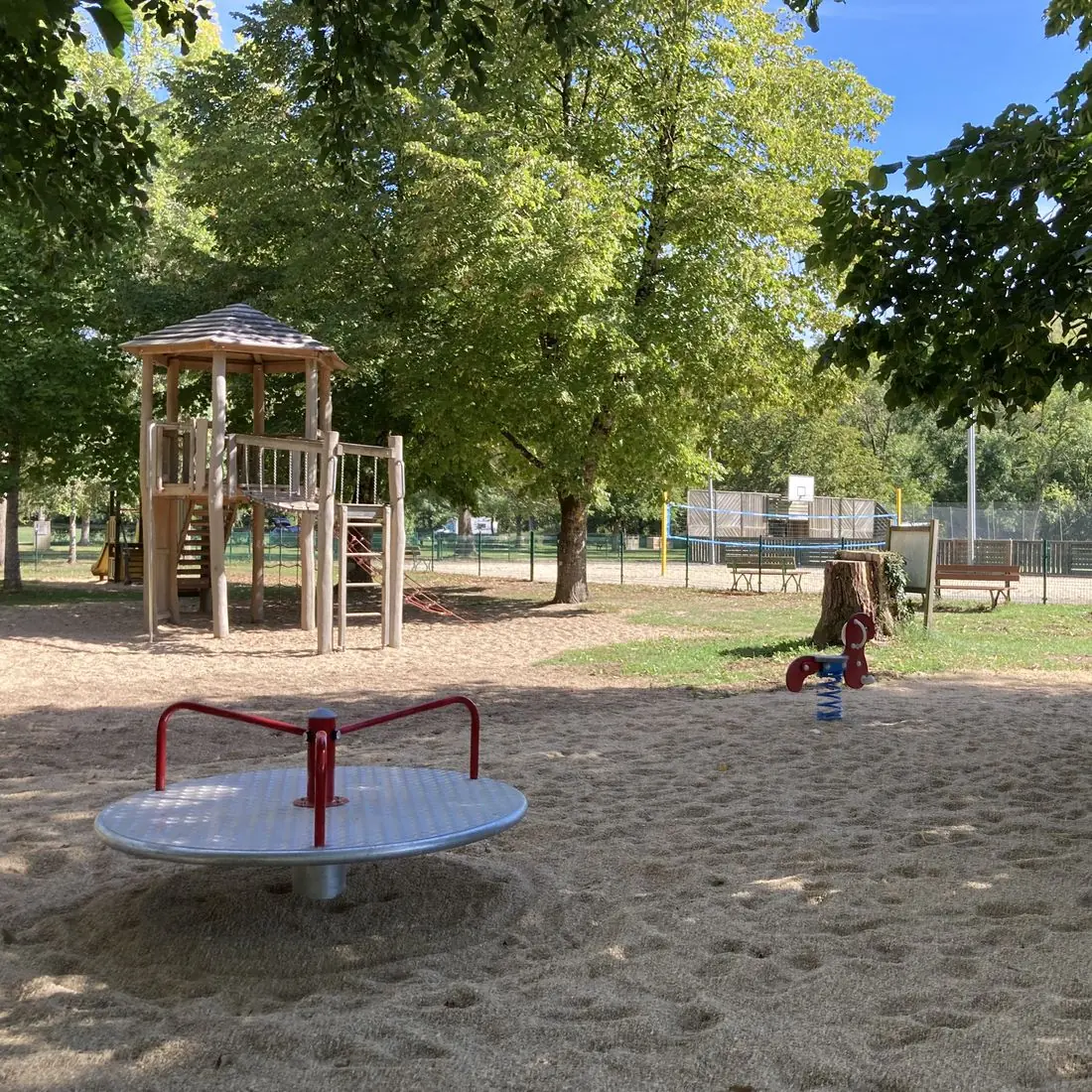 Aménagement d'un espace public avec mobilier en bois au bord du lac de Catus dans le Lot