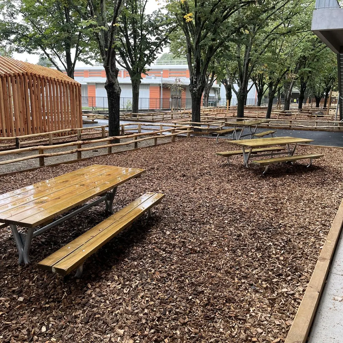 Tables de pique-nique en bois installées dans un espace public