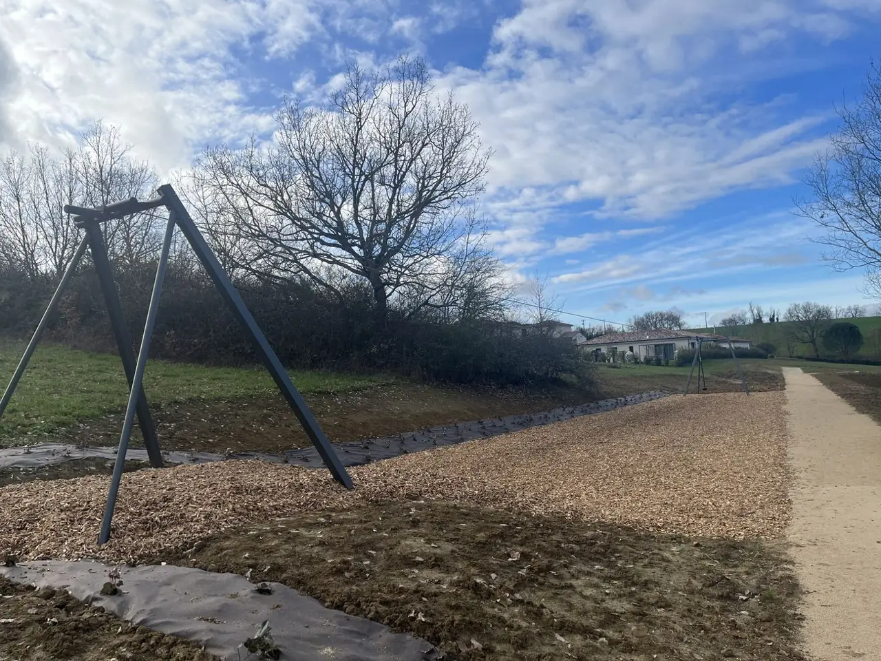 Tyrolienne installée dans un parc public par Nature Équipements avec un fabricant partenaire